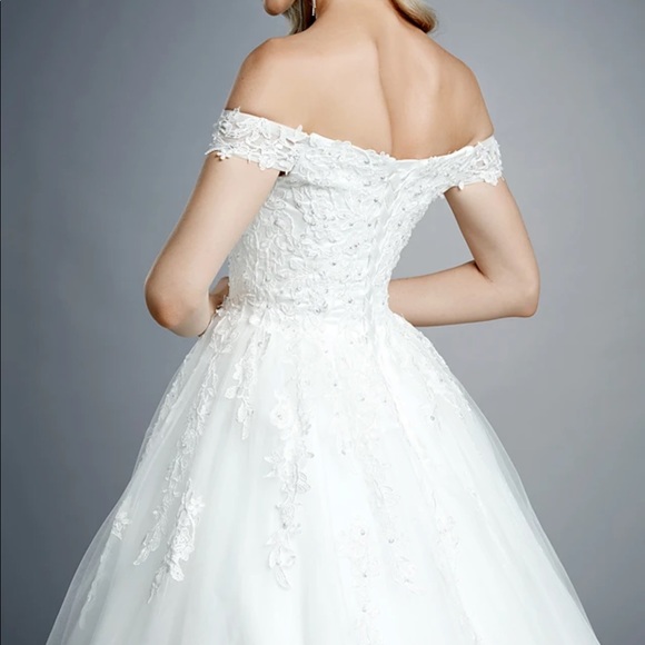 NWOT Off the shoulder ball gown wedding dress - Picture 5 of 10